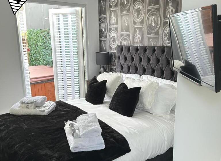 Апартаменты Deluxe 1 Спальня, The Mayfair Lodge & Family Suite