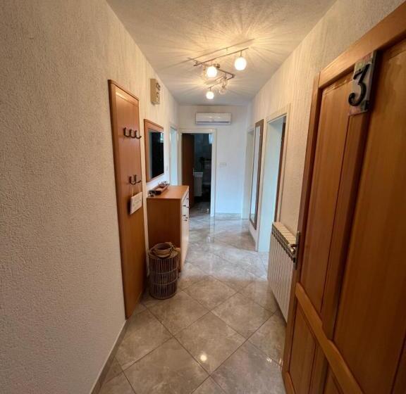 דירת שני חדרים עם מרפת, Apartments And Rooms Kristina