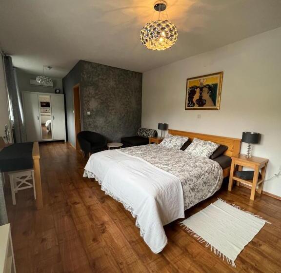 اتاق راحتی, Apartments And Rooms Kristina
