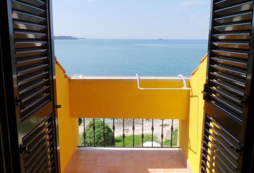 اتاق استاندارد با بالکن و چشم‌انداز دریا, Rooms Figarola