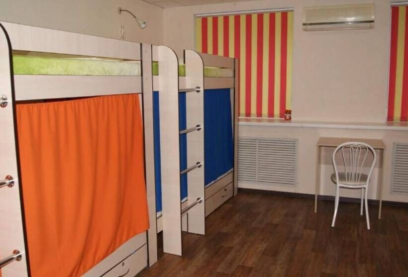 ルームシェアのワンベッド, Hostel Fox Hole