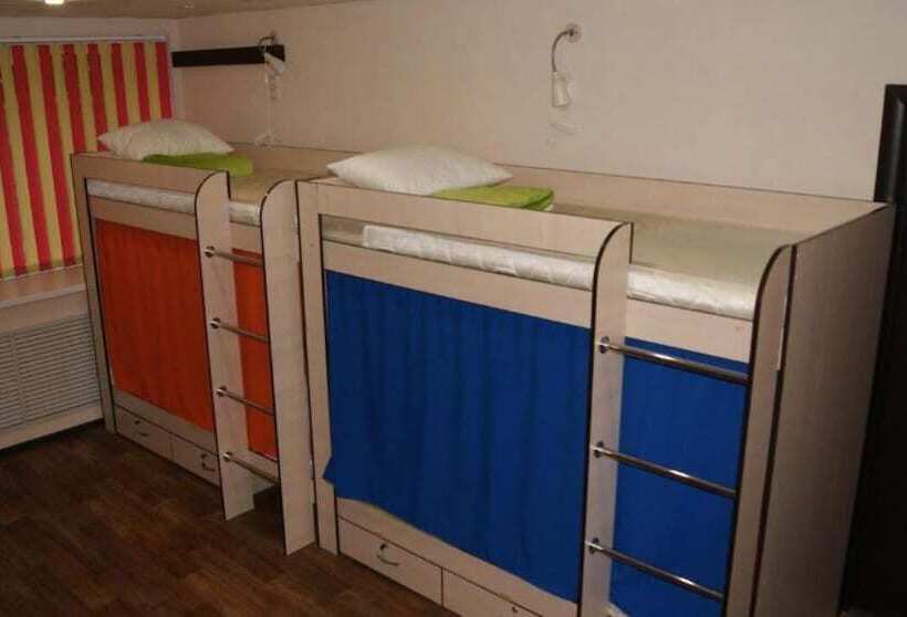 ルームシェアのワンベッド, Hostel Fox Hole