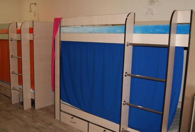 ルームシェアのワンベッド, Hostel Fox Hole