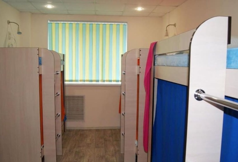 ルームシェアのワンベッド, Hostel Fox Hole