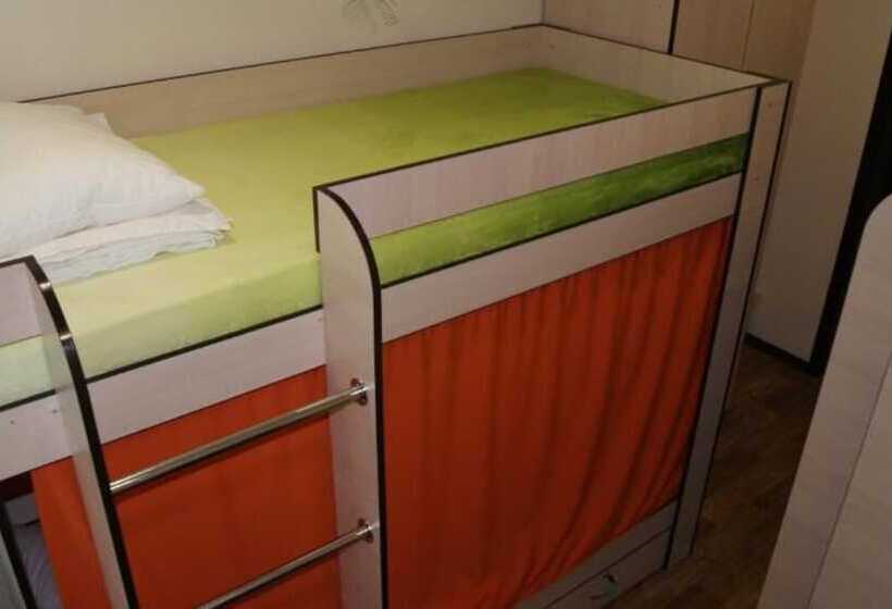 ルームシェアのワンベッド, Hostel Fox Hole