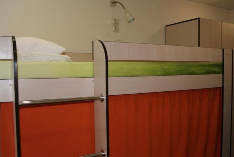 ルームシェアのワンベッド, Hostel Fox Hole