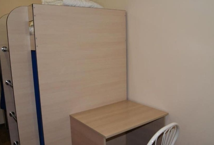 تختخواب در اتاق مشترک, Hostel Fox Hole