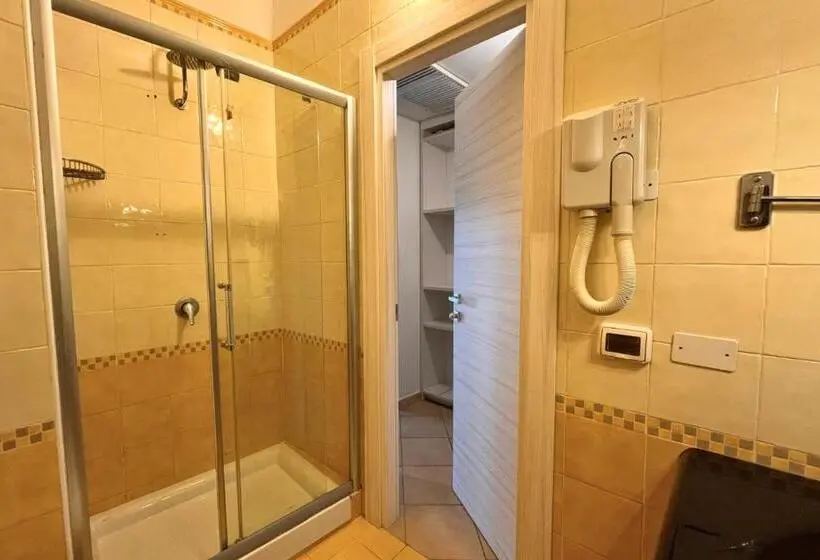 اتاق استاندارد با چشم‌انداز دریا, Carlton Hotel Riviera