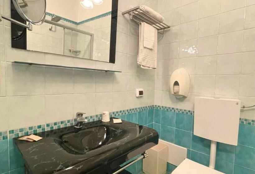 스탠다드 트리플 룸, Carlton Hotel Riviera