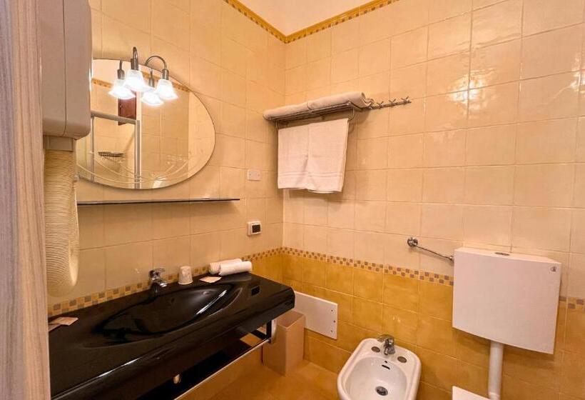 스탠다드 트리플 룸, Carlton Hotel Riviera