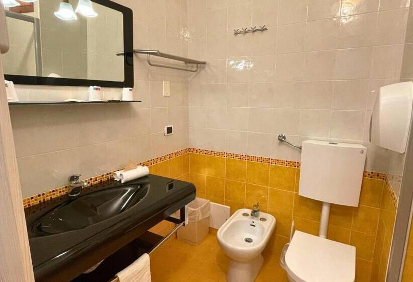 스탠다드 트리플 룸, Carlton Hotel Riviera