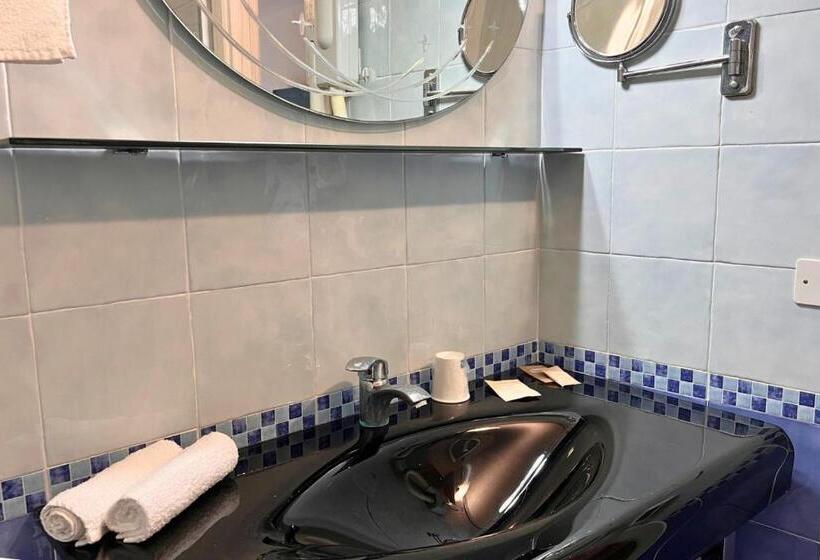 스탠다드 트리플 룸, Carlton Hotel Riviera