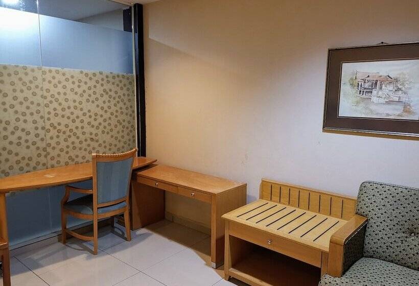 스탠다드 룸 킹사이즈 침대, Centre Point Tampin