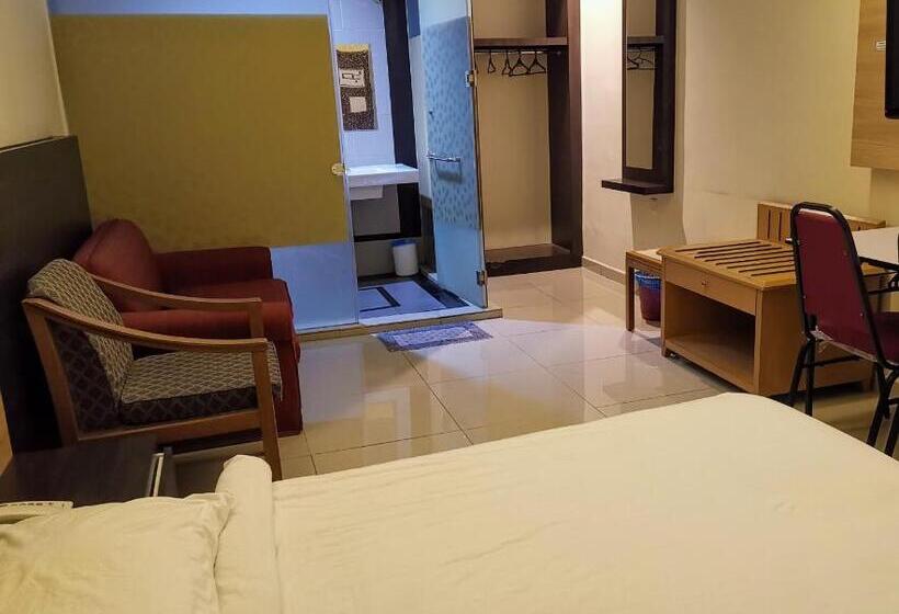 キングベッドのスタンダードシングルルーム, Centre Point Tampin