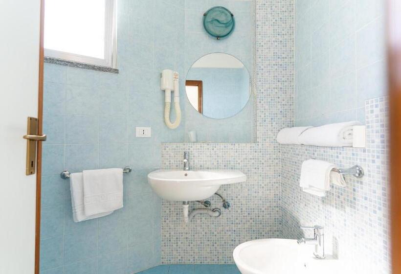 غرفة قياسية مطلّة علي البحر مزوَّدة بشُرفة, Concord