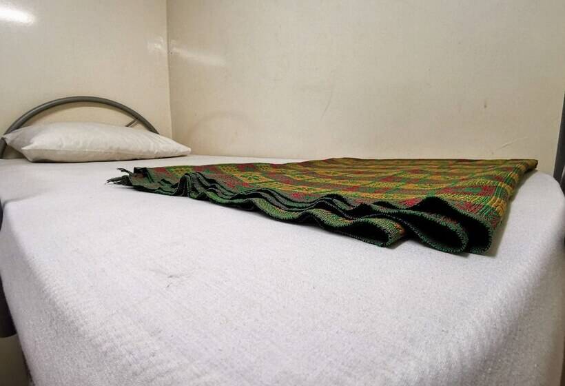 חדר סטנדרט לשלושה עם חדר אמבטיה משוף, Meera Heritage Motel