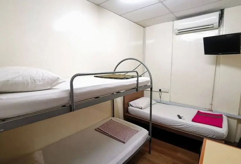 バスルーム共有のトリプルスタンダード, Meera Heritage Motel