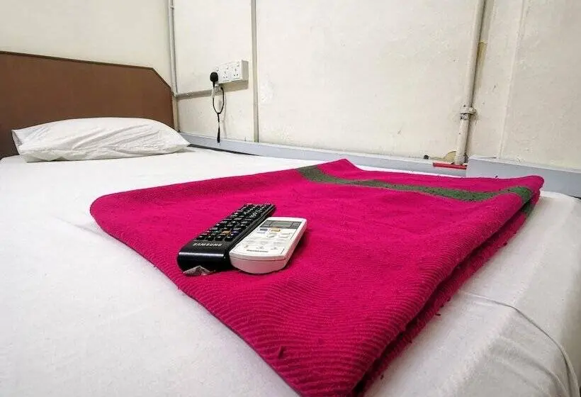 バスルーム共有のトリプルスタンダード, Meera Heritage Motel
