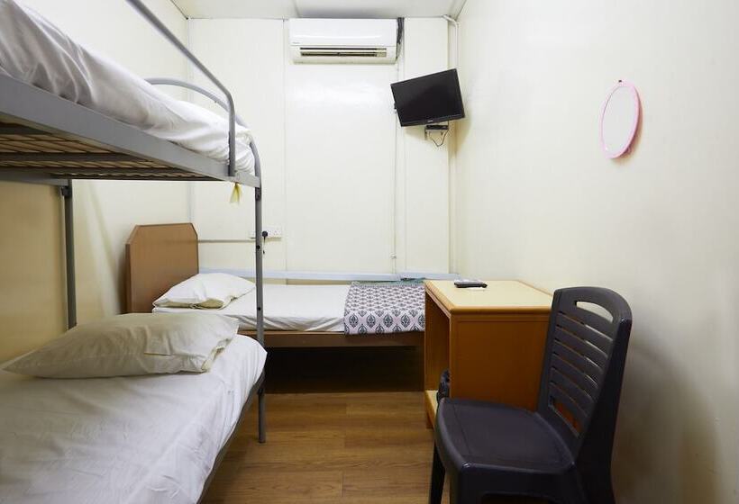 חדר סטנדרט לשלושה עם חדר אמבטיה משוף, Meera Heritage Motel