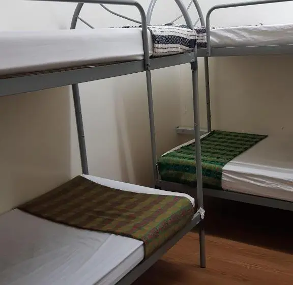 浴室共有スタンダード４人用ルーム, Meera Heritage Motel