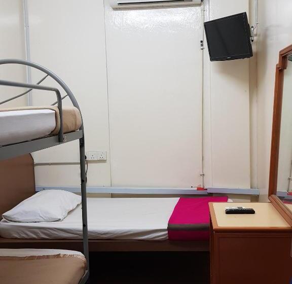 חדר סטנדרט לשלושה עם חדר אמבטיה משוף, Meera Heritage Motel