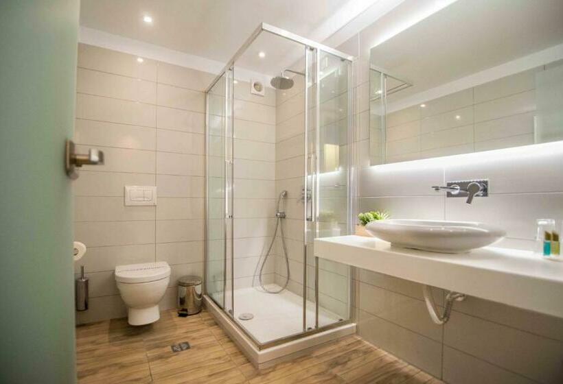 디럭스 트리플 룸, San Panteleimon