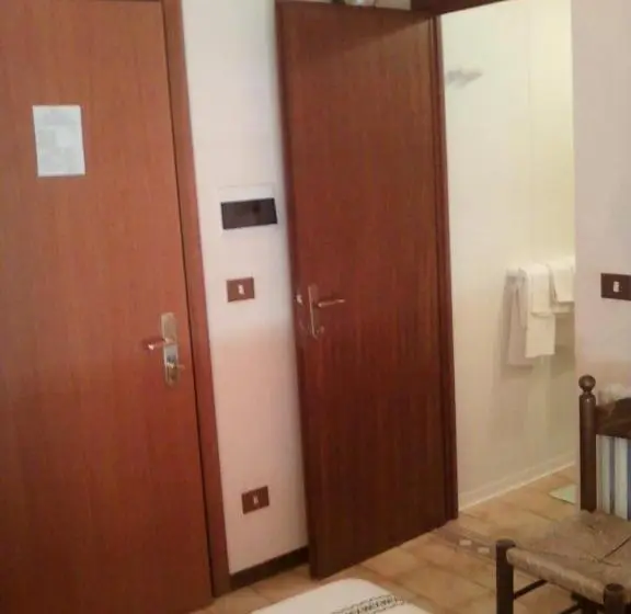 ベーシックルーム, Albergo Ristoranteparco Alle Nocitra La Cascata Delle Marmore,labro E Valle Santa Di S Francesco