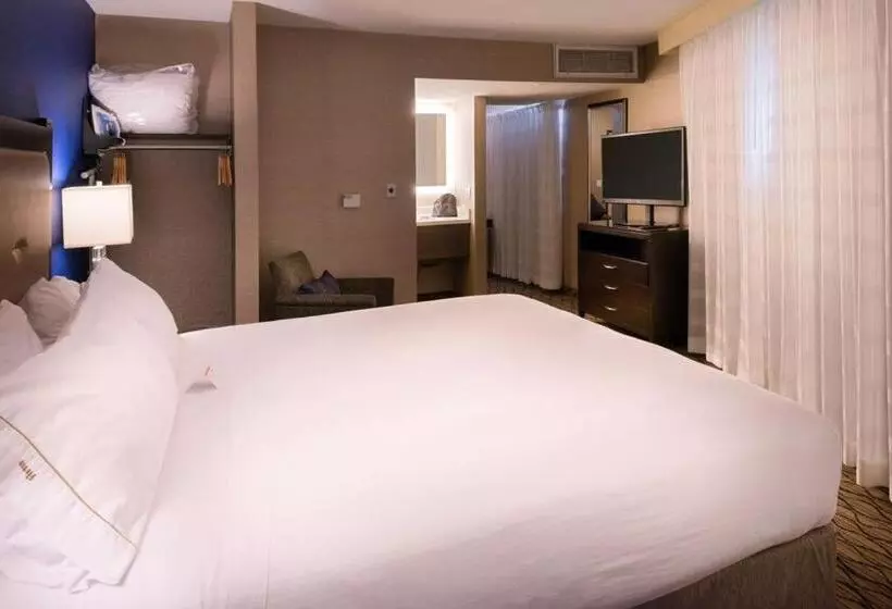 Deluxe Suite King Bed, Holiday Inn Express & Suites Pasadena   Los Angeles, An Ihg