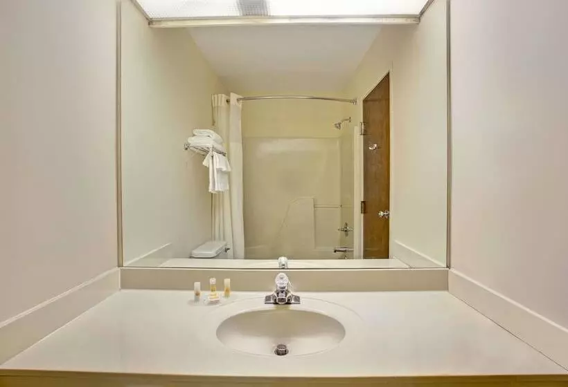 ２ダブルベッドのスタンダードルーム, Days Inn & Suites By Wyndham Hickory