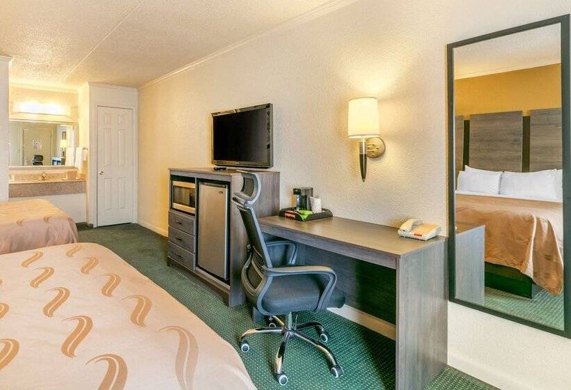 带2个双人床的标准工作室, Quality Inn