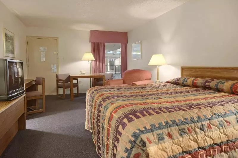 اتاق استاندارد با تخت بزرگ, Greenwood Inn Sterling