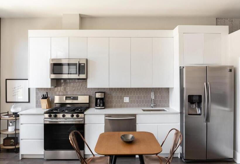 شقة غرفة واحدة, Sonder Greektown