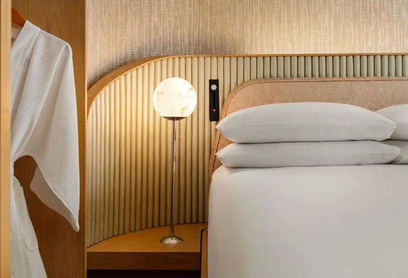 Standard Room King Bed Adapted for people with reduced mobility