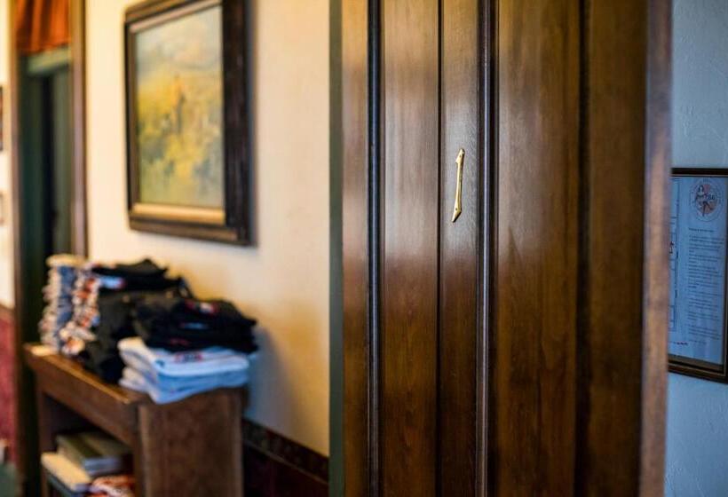 디럭스 룸, Red Garter Inn