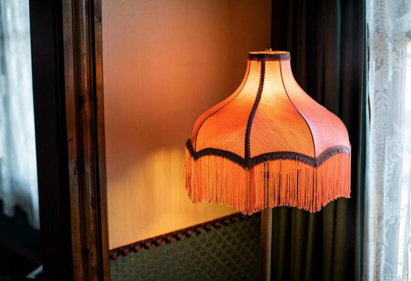 디럭스 룸, Red Garter Inn