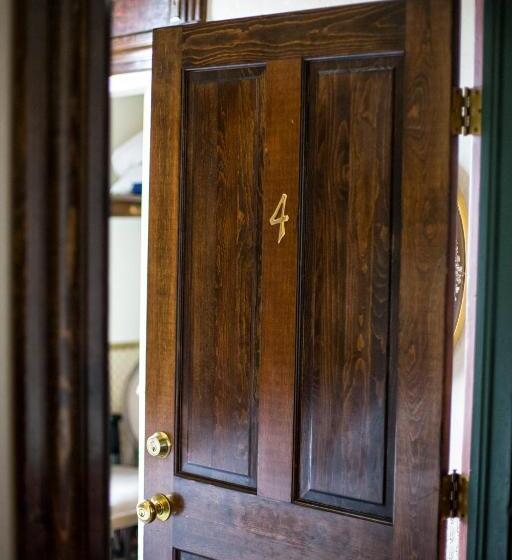 클래식 룸 더블 침대, Red Garter Inn