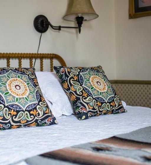 클래식 룸 더블 침대, Red Garter Inn