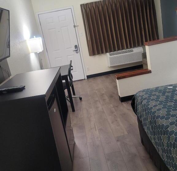 מיטת קינג בסוויטה, Econo Lodge Inn & Suites Downtown San Antonio Riverwalk Area