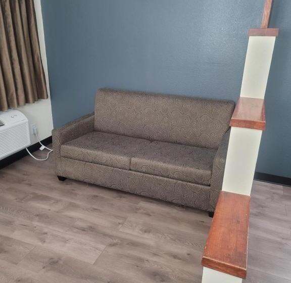 מיטת קינג בסוויטה, Econo Lodge Inn & Suites Downtown San Antonio Riverwalk Area