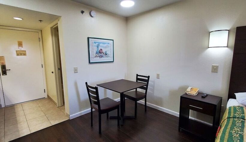 带2个双人床的标准工作室, Plano Inn & Suites