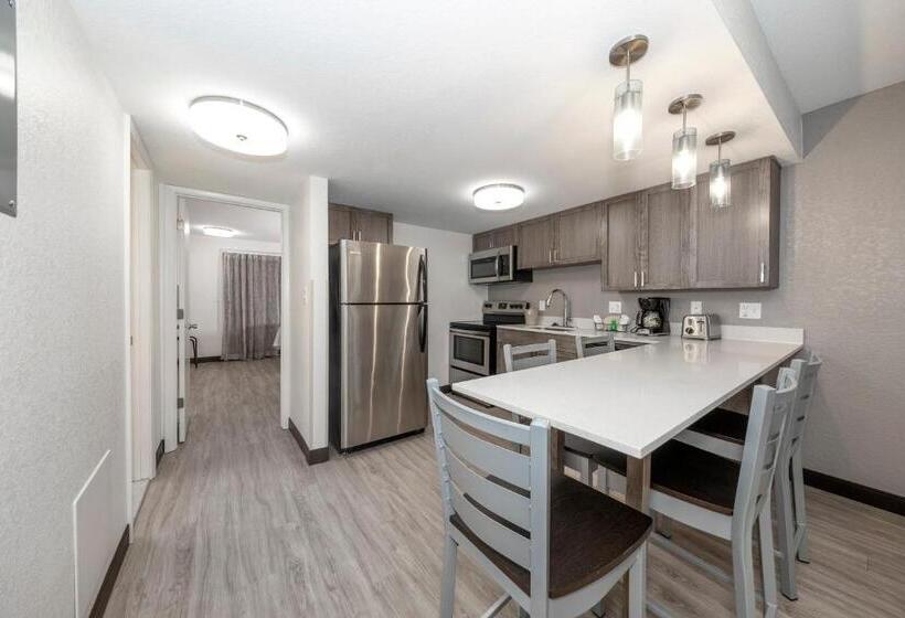 جناح, Red Roof Inn Plus+ & Suites Naples Downtown 5th Ave S