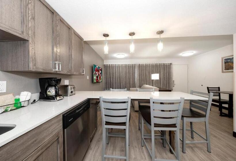 جناح لذوى الاحتياجات الخاصة, Red Roof Inn Plus+ & Suites Naples Downtown 5th Ave S