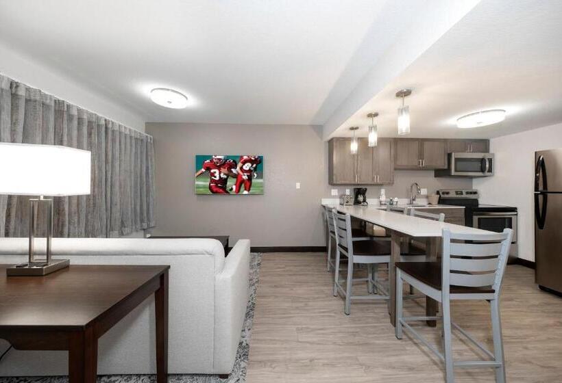 Люкс Адаптированный для Инвалидов, Red Roof Inn Plus+ & Suites Naples Downtown 5th Ave S