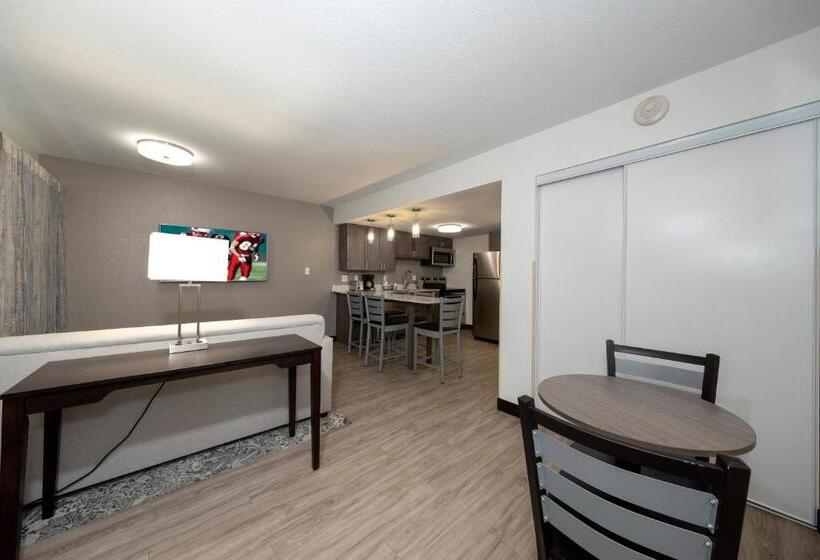 جناح لذوى الاحتياجات الخاصة, Red Roof Inn Plus+ & Suites Naples Downtown 5th Ave S