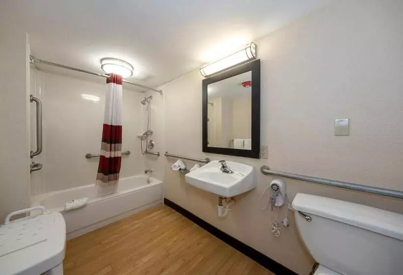 身障者適用キングサイズベッドルーム, Red Roof Inn Plus+ & Suites Naples Downtown 5th Ave S