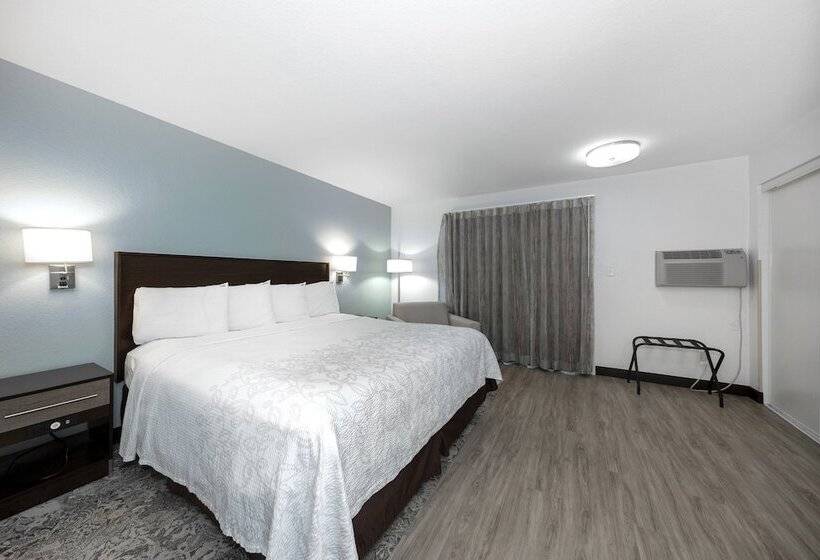 جناح, Red Roof Inn Plus+ & Suites Naples Downtown 5th Ave S