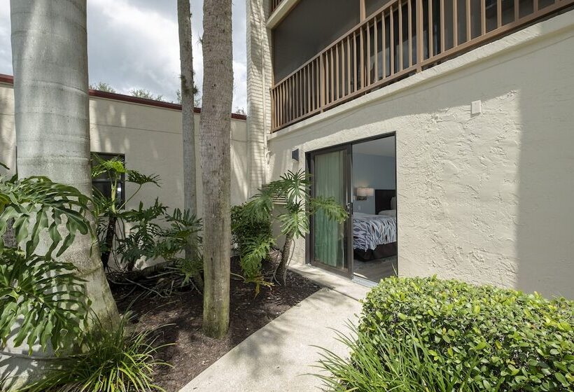 جناح, Red Roof Inn Plus+ & Suites Naples Downtown 5th Ave S