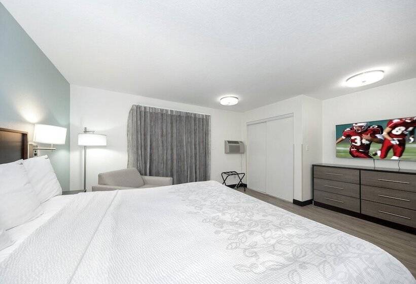Люкс, Red Roof Inn Plus+ & Suites Naples Downtown 5th Ave S