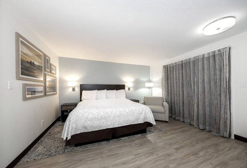 جناح, Red Roof Inn Plus+ & Suites Naples Downtown 5th Ave S