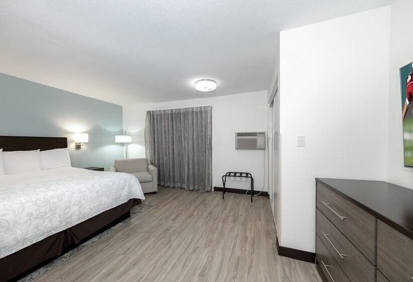 جناح, Red Roof Inn Plus+ & Suites Naples Downtown 5th Ave S